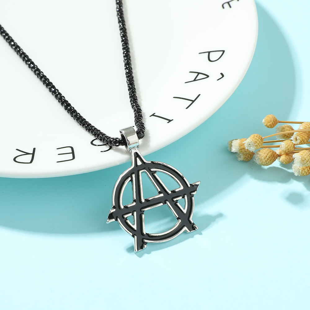 Collier avec logo de l'initial - Vintage Items avis et prix